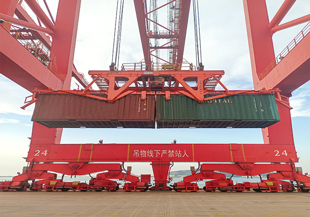 雙箱傾翻式集裝箱吊具###Twin-Container Tipping Spreader